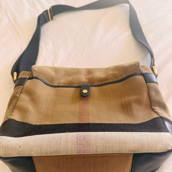 Authentic Burberry messenger bag - Picture 6 of 8
